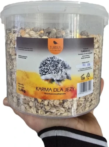 Karma-dla-jeza-w-wiaderku-zapas-zimowy-mieszanka-paszowa-naturalne-smaczki.webp